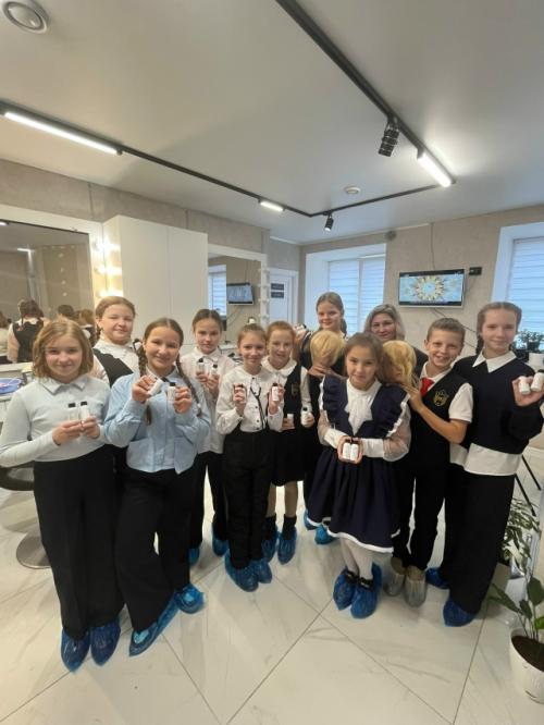 Стрижка, укладка, завивка: четвероклассники примерили на себя роль парикмахеров. 09