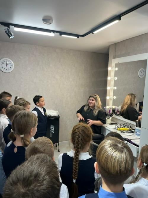 Стрижка, укладка, завивка: четвероклассники примерили на себя роль парикмахеров.

