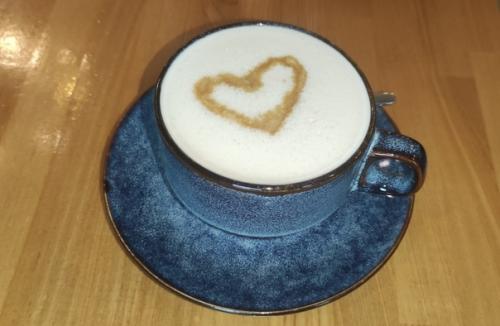 Чудесное начало субботы, модная стрижка от нашего любимого мастера и кедровый латте с тортиком в кофе брют. 02