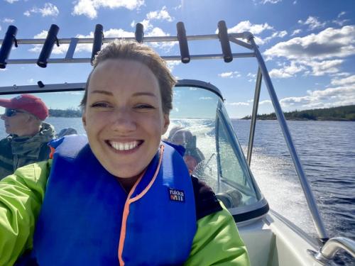 Катер скользит по сверкающей на солнце Ладоге, ветер вовсю занимается модной укладкой моей стрижки. 01