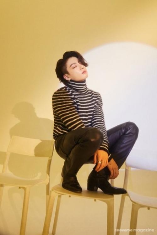 Новые фото чонгука из BTS в журнале Weverse. 07