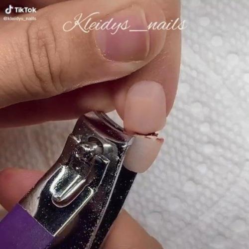 Иногда и такие ногти мастера маникюра могут увидеть! 01