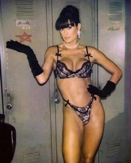 Секс - символы 90-х, плакаты с их изображениями украшали мужские комнаты и гаражи. 06