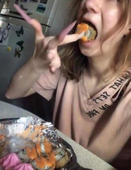 Теперь понятно зачем девушка себе такие длинные ногти нарастила. 01