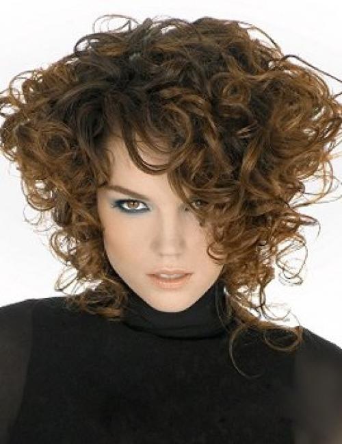 Короткие лаконичные стрижки выполняются с учётом того что вьющиеся волосы могут пушиться. 01 Короткие лаконичные стрижки выполняются с учётом того что вьющиеся волосы могут пушиться. 01