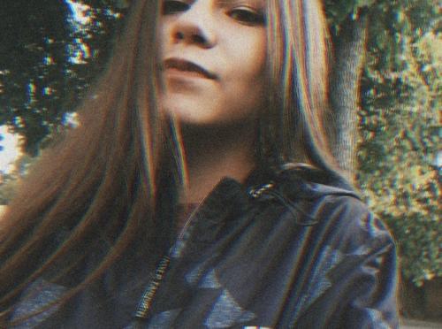 Мнение.  Итак. По фото дам лет 14. 01