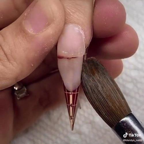 Иногда и такие ногти мастера маникюра могут увидеть! 02