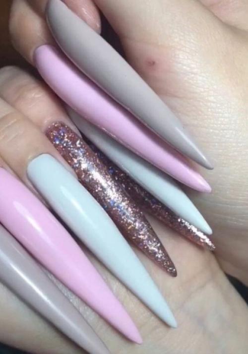 Теперь понятно зачем девушка себе такие длинные ногти нарастила. 02