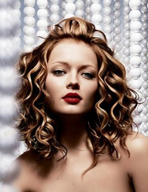 Короткие лаконичные стрижки выполняются с учётом того что вьющиеся волосы могут пушиться. 02 Короткие лаконичные стрижки выполняются с учётом того что вьющиеся волосы могут пушиться. 02