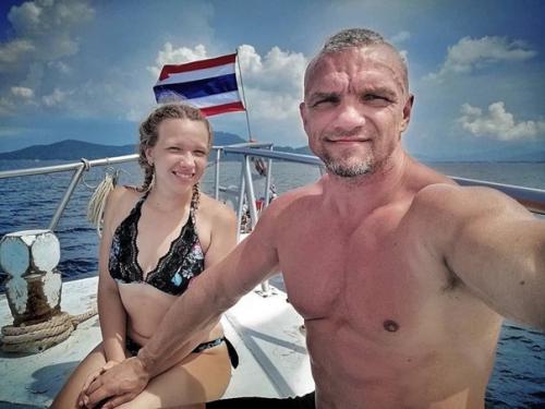 Загорают, купаются затем душ) обычный летний день в Американской армии.  * Здравый спорт *. 01