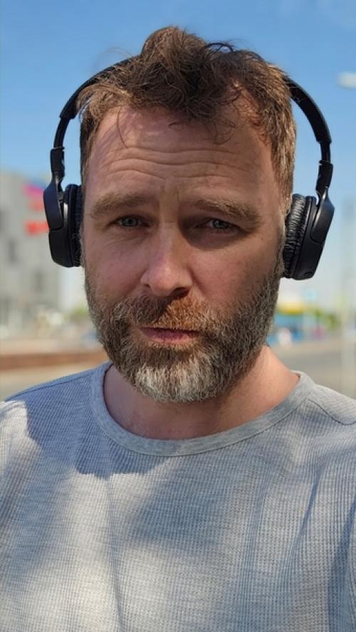 Приложение выдало, мол давай несколько твоих селфи, мы сделаем типа портретными. 02