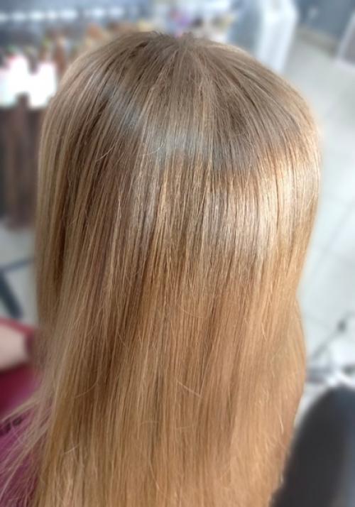 Желание создать объём и тем самым себя преобразить заставляет женщин ежедневно накручивать и укладывать волосы, делать начёсы. 05