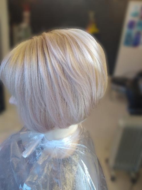 Довольно часто при окрашивании дома, корни получаются не желательного жёлтого цвета, и в результате не ровный цвет по всей длине. 01