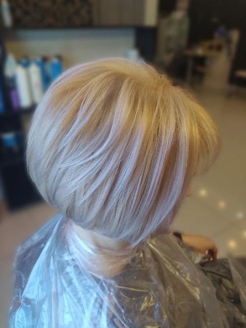 Довольно часто при окрашивании дома, корни получаются не желательного жёлтого цвета, и в результате не ровный цвет по всей длине. 02