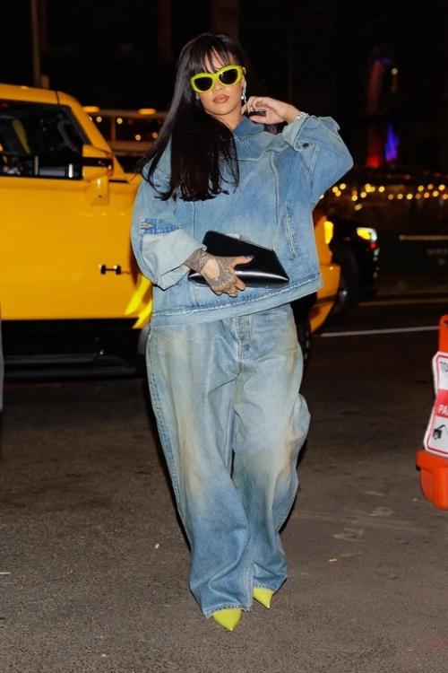 С выпуском третьего студийного альбома Good Girl Gone Bad Рианна не только стала суперзвездой, но и изменилась визуально. 05