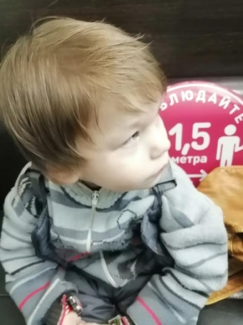 Стригла сыновей.  Заказала модную модельную детскую стрижку обоим. 01