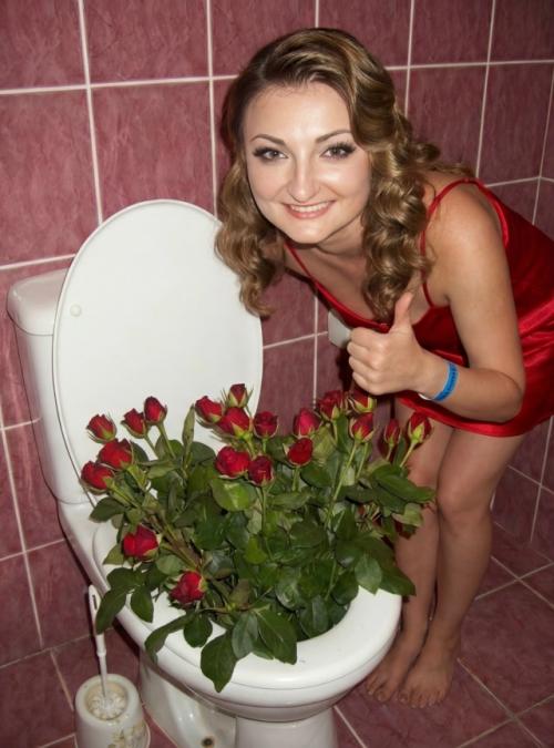 Курьер принес эти красивые розы, проблема в том, что они от бывшего … жалко выкинуть, а он спрашивает понравилось ли. 01