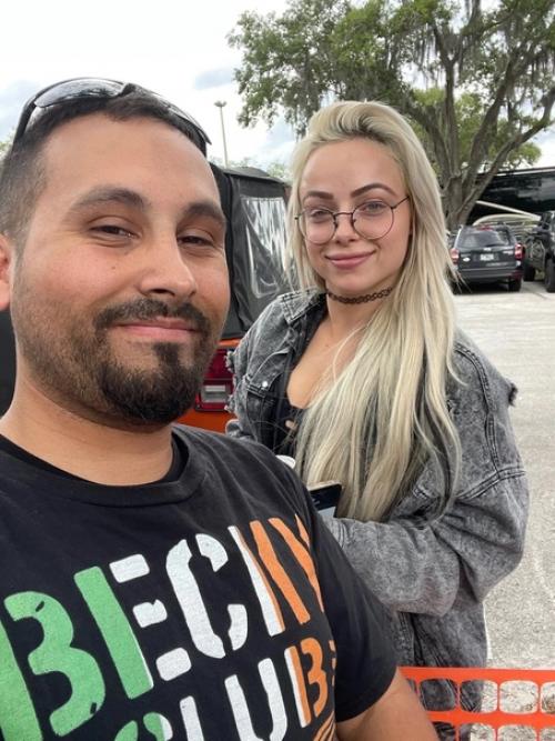 Tags: Livmorgan. - фанату посчастливилось выловить ливи в двух разных местах (и в разное время, судя по бороде) и сделать с ней селфи. 01