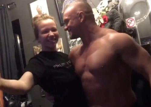 Загорают, купаются затем душ) обычный летний день в Американской армии.  * Здравый спорт *. 04