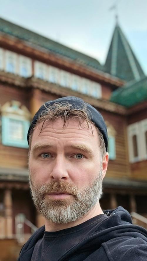 Приложение выдало, мол давай несколько твоих селфи, мы сделаем типа портретными. 01