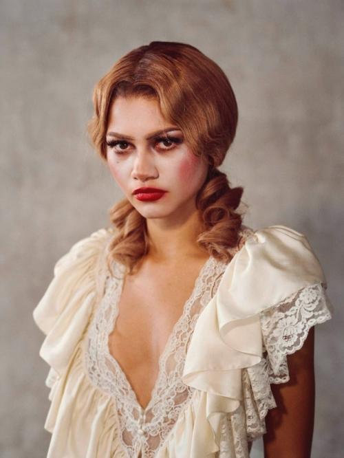 Немного странные зендая и Роберт Паттинсон в новой съёмке для Interview. 01