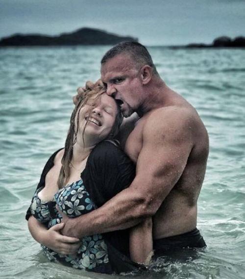 Загорают, купаются затем душ) обычный летний день в Американской армии.  * Здравый спорт *. 03