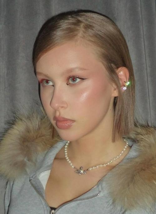 12-Летняя Мария пересильд решила обновить образ и выбрала каре, повторив стиль мамы и старшей сестры. 02