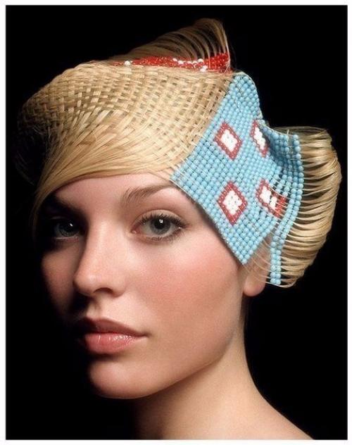 Когда заходит речь о бисере, мы представляем украшения, заколки, колье и браслеты. 04