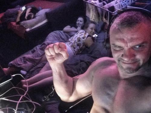 Загорают, купаются затем душ) обычный летний день в Американской армии.  * Здравый спорт *. 02