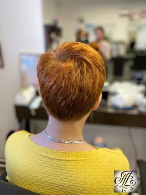 Изменить свой образ, придать ему элегантности и в то же время немного дерзости, можно при помощи модной короткой стрижки. 01