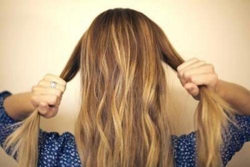 Вам понадобится расческа, резинка, зажим и невидимки, лак по желанию. 01