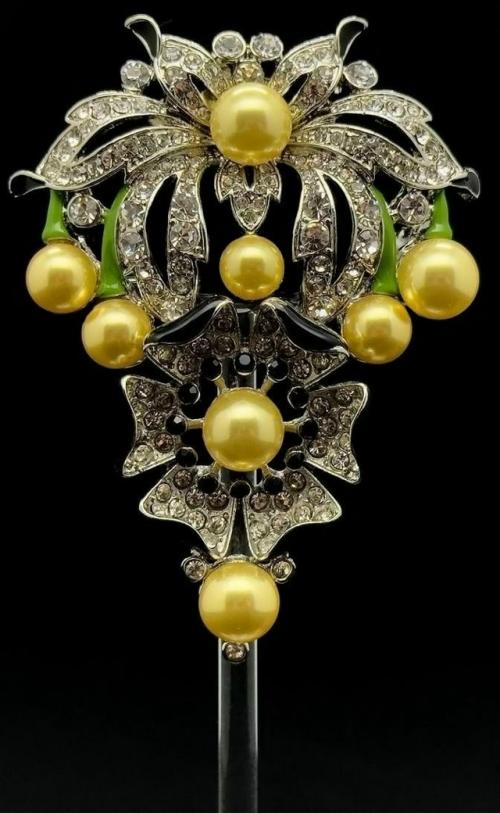 Шляпные булавки.   Шляпные булавки стали особенно популярны в XIX веке, когда дамы перестали подвязывать шелковые ленты под подбородком. 06