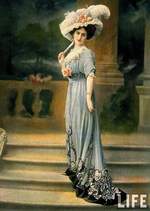 Шляпные булавки. 

Шляпные булавки стали особенно популярны в XIX веке, когда дамы перестали подвязывать шелковые ленты под подбородком.  