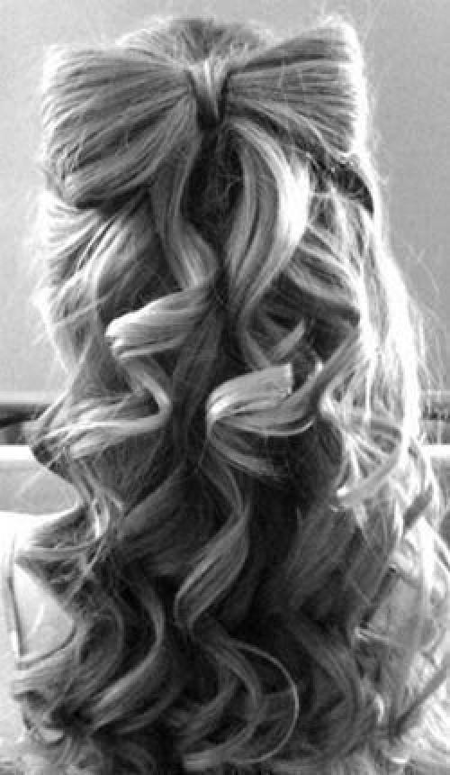 Вам понадобится расческа, резинка, зажим и невидимки, лак по желанию. 08