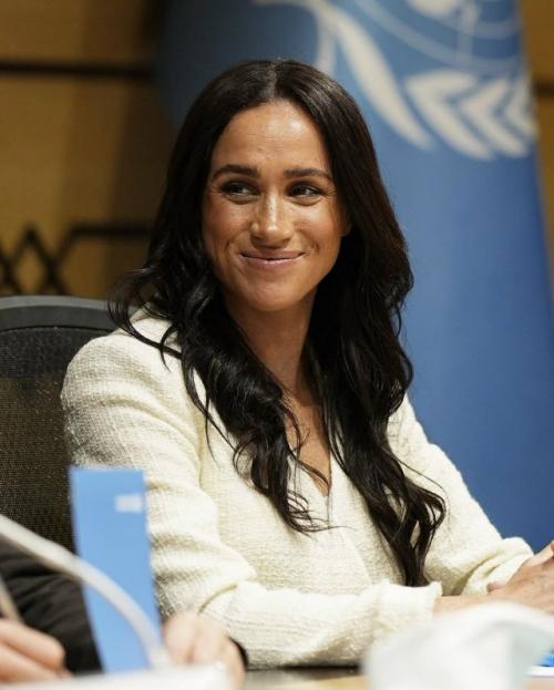 Меган маркл вместе с мужем прилетела в Иорданию - на фоне новости о том, что её имя (и фото) всплыло в деле Эпштейна. 

