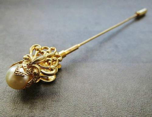 Шляпные булавки.   Шляпные булавки стали особенно популярны в XIX веке, когда дамы перестали подвязывать шелковые ленты под подбородком. 03