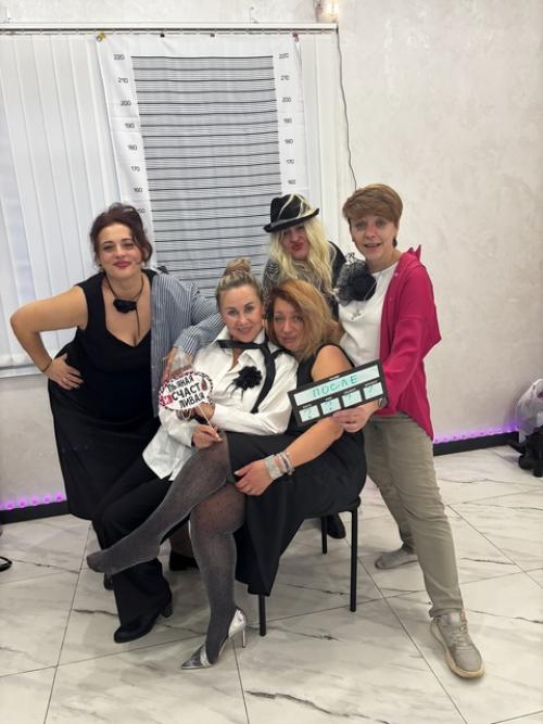 Просыпаюсь в ресторане: без прически, без. 09