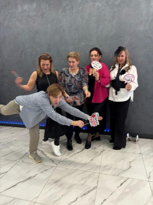 Просыпаюсь в ресторане: без прически, без. 05