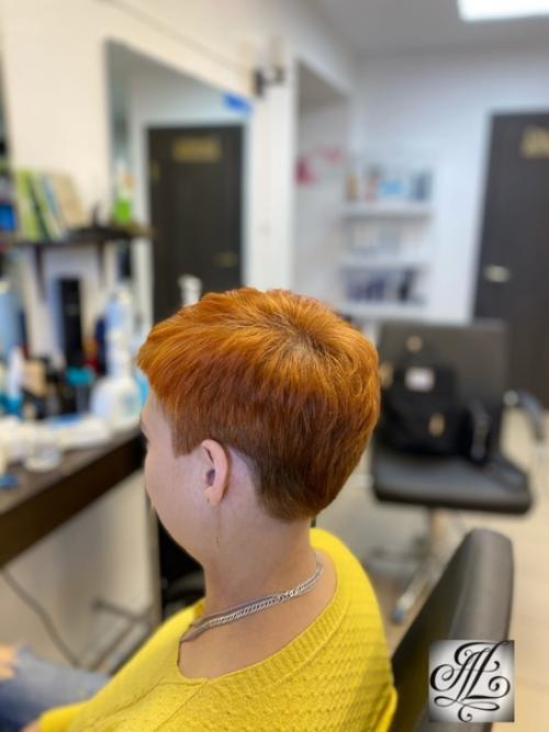 Изменить свой образ, придать ему элегантности и в то же время немного дерзости, можно при помощи модной короткой стрижки. 02