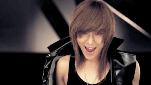 Айдол демонстрирует прическу Скрытые Глаза, закрывающую половину лица челкой. 02 Айдол демонстрирует прическу Скрытые Глаза, закрывающую половину лица челкой. 02