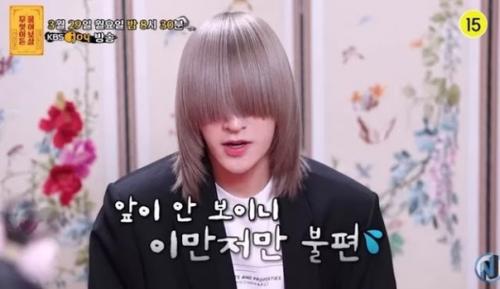 Айдол демонстрирует прическу Скрытые Глаза, закрывающую половину лица челкой. 01 Айдол демонстрирует прическу Скрытые Глаза, закрывающую половину лица челкой. 01