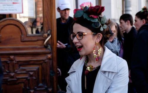 Петербуржцы откликнулись на призыв организаторов выставки работ знаменитой мексиканской художницы прийти в музей в образе Фриды кало. 05