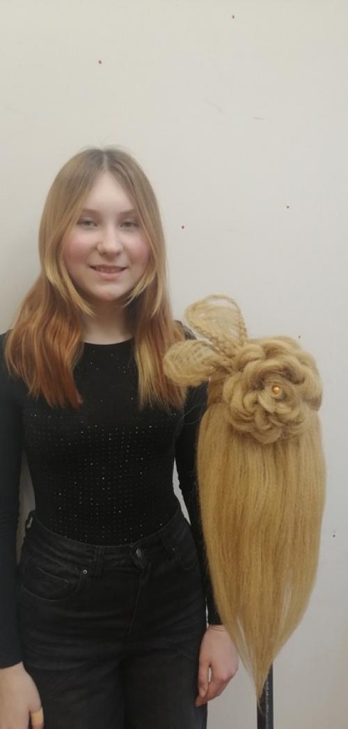 Наша воспитанница Анечка, ей всего 14 лет, уже создает произведения искусств в виде причесок. 03