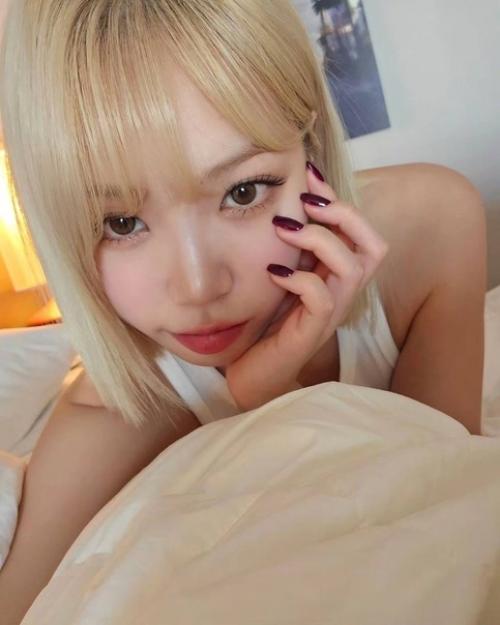 У Chaewon (LE Sserafim) сейчас короткие светлые волосы? 05