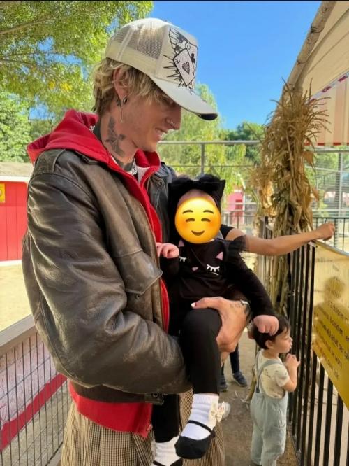 Меган Фокс с бывшим из-за снимков дочери поругалась. 01