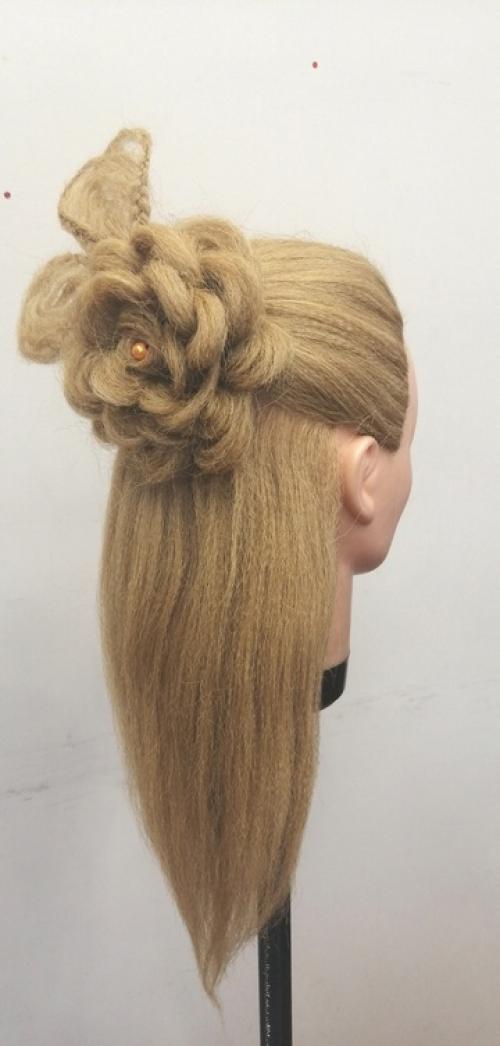 Наша воспитанница Анечка, ей всего 14 лет, уже создает произведения искусств в виде причесок. 06