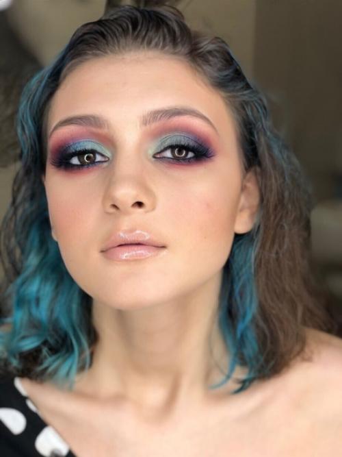 Год назад я решила отойти от макияжа, и направить все свои творческие силы на прически и окрашивания, работать только с волосами. 01