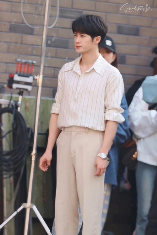 Очень цзяньчику идет такая прическа, с полностью закрытым волосами лбом. 02