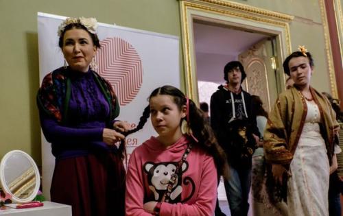 Петербуржцы откликнулись на призыв организаторов выставки работ знаменитой мексиканской художницы прийти в музей в образе Фриды кало. 03