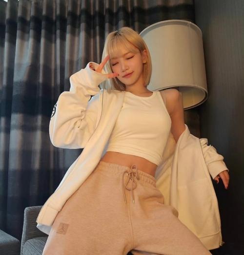 130424: о, у Ким чэвон из Le Sserafim теперь короткая стрижка и блонд? 02